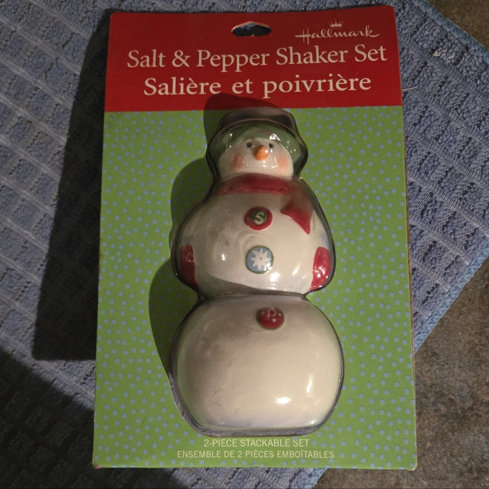 Hallmark New Snowman Stackable Salt & Pepper Shaker Set Holiday Decor